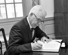800px-Jacek_Czaputowicz_signs_Sec_Pompeo's_guestbook