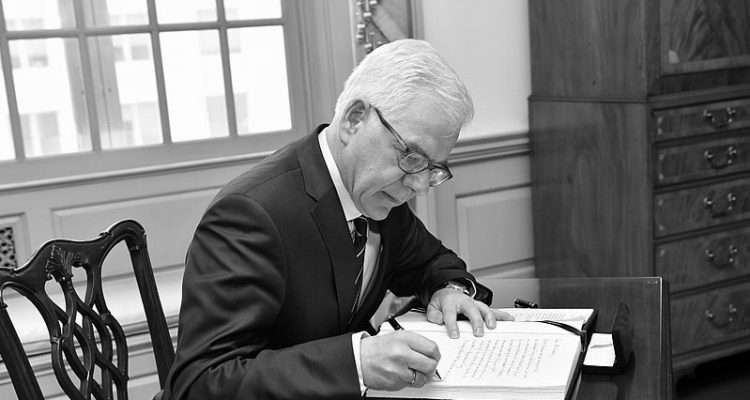 800px-Jacek_Czaputowicz_signs_Sec_Pompeo's_guestbook