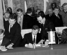 Podpisovanie_zmluvy_Vyšehradskej_skupiny_vo_febrúari_1991