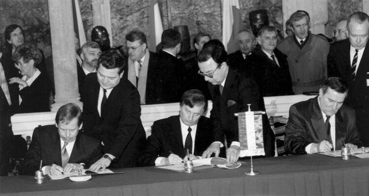 Podpisovanie_zmluvy_Vyšehradskej_skupiny_vo_febrúari_1991